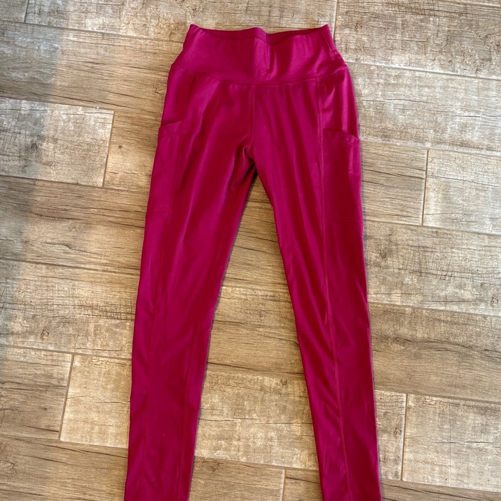 Scrunch-Butt Magenta Leggings With Side Pockets